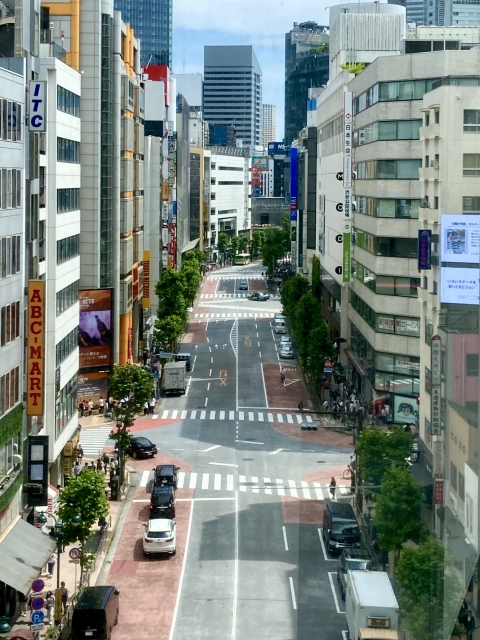 東京渋谷の信号の多い道路